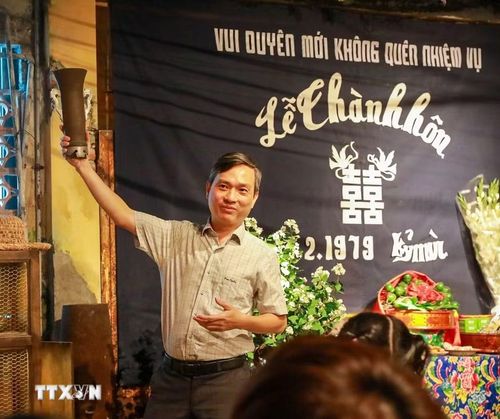 Ông Nguyễn Dân Huy, Phó Chủ tịch Ủy ban Nhân dân phường Ba Đình, Hà Nội, giới thiệu với khách tham quan về “Tour Yêu nước - Không gian Bao cấp.” (Ảnh: Khánh Hoà/TTXVN)