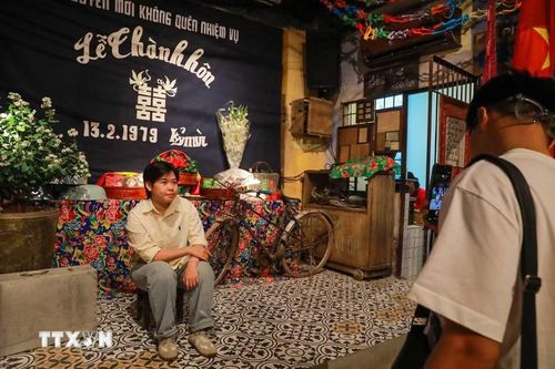 Không chỉ là một không gian trưng bày, “Tour Yêu nước - Không gian Bao cấp” hướng tới một hình thức trải nghiệm lịch sử mới mẻ, nơi ký ức được đánh thức bằng nhiều giác quan và trở thành cầu nối giữa các thế hệ. (Ảnh: Khánh Hoà/TTXVN)