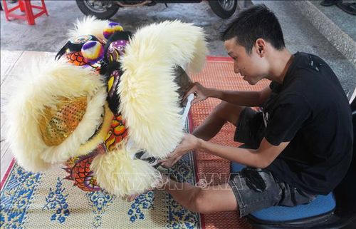 Làm đầu lân cỡ lớn ở cơ sở anh Trương Như Rem, phường Phú Xuân, thành phố Huế.
