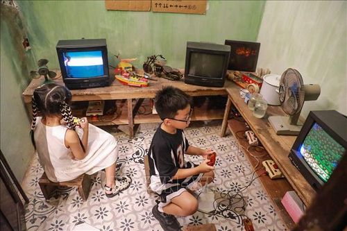Điểm đặc biệt của “Tour Yêu nước - Không gian Bao cấp” là cách tiếp cận liên thế hệ: gợi ký ức cho người lớn, đồng thời giúp người trẻ, trẻ em lần đầu “chạm” vào những câu chuyện xưa.