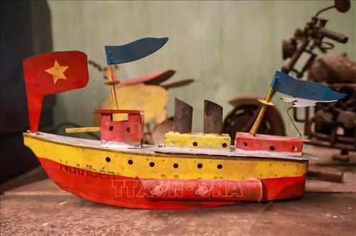 Một chiếc tàu thủy sắt tây - món đồ chơi Trung thu truyền thống mang đậm tính hoài niệm và là ký ức tuổi thơ của rất nhiều thế hệ người Việt Nam.