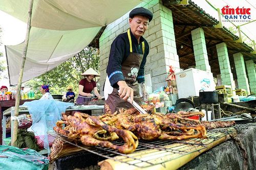Những món ăn mang đậm hương vị núi rừng được chế biến trực tiếp để phục vụ người dân và du khách.