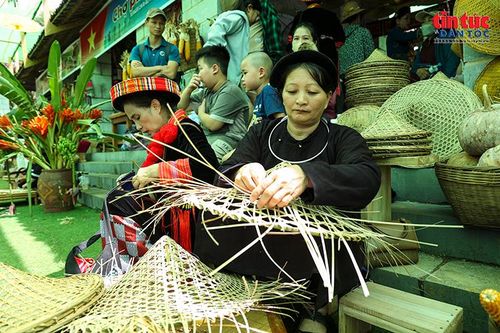 Đồng bào trình diễn nghề đan lát truyền thống, tạo nên những vật dụng gần gũi trong đời sống hằng ngày.
