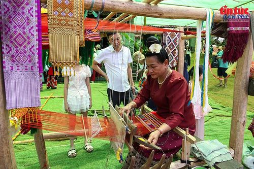 Nghệ nhân trình diễn kỹ thuật dệt vải thủ công, giới thiệu nét đẹp nghề truyền thống tới du khách.