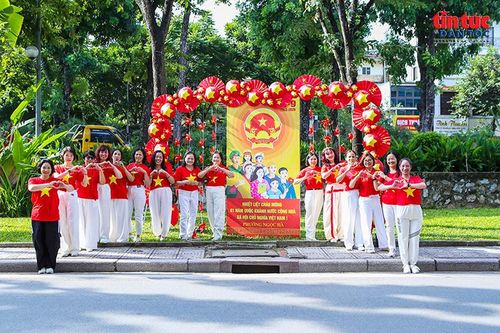 Người dân hào hứng chụp ảnh tại cụm tiểu cảnh mang chủ đề Tết Độc lập trên phố Kim Mã.