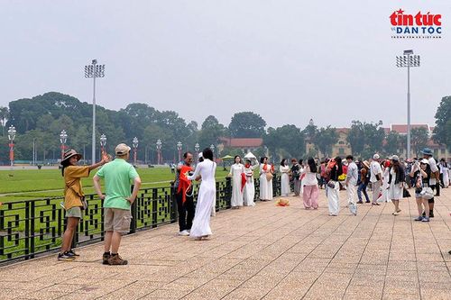 Đông đảo người dân, du khách đến Quảng trường Ba Đình tham quan, vui chơi trong kỳ nghỉ lễ Quốc khánh 2/9.