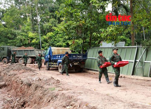 Sau khi được phát hiện, hài cốt và các di vật được đưa về khu vực lấy mẫu, lưu mẫu để làm sạch, phân loại và xử lý theo quy trình.