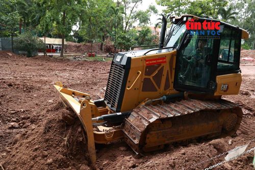 Hàng trăm mét khối đất được vận chuyển phục vụ công tác tìm kiếm.