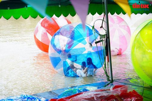 Hoạt động bóng nước thu hút đông đảo trẻ em, tạo không khí sôi động trong ngày nghỉ lễ.