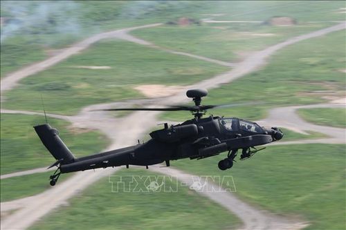 Trực thăng Apache của Mỹ tham gia một cuộc tập trận. Ảnh: Yonhap/TTXVN
