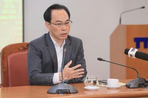Bộ trưởng Bộ Giáo dục và Đào tạo Hoàng Minh Sơn chia sẻ những vấn đề giáo dục trước thềm năm học mới. Ảnh: Minh Quyết/TTXVN