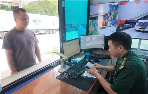 Bộ đội biên phòng Cửa khẩu Tân Thanh (Lạng Sơn) làm thủ tục xuất nhập cảnh cho lái xe chở hàng.