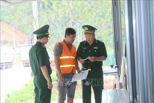 Bộ đội biên phòng Cửa khẩu Tân Thanh (Lạng Sơn) hướng dẫn thủ tục thông quan cho lái xe chở hàng.
