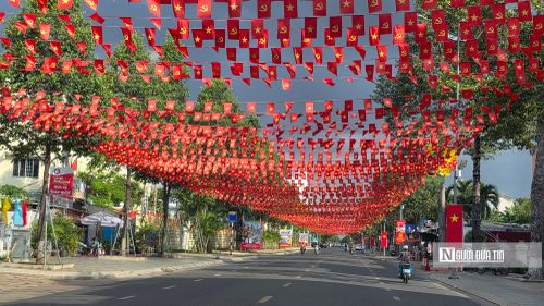 Trong không khí hướng tới kỷ niệm 81 năm ngày Quốc khánh, hình ảnh cờ Tổ quốc phủ đỏ nhiều tuyến phố tại Tp.Đồng Nai mang ý nghĩa đặc biệt. Mỗi lá cờ được treo lên không chỉ là một phần của công tác tuyên truyền, cổ động trực quan mà còn thể hiện tình yêu quê hương, đất nước và niềm tự hào dân tộc.