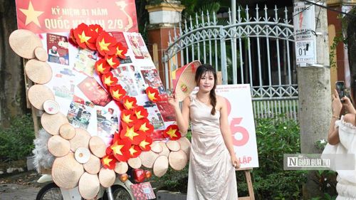 Những chiếc nón lá kết hợp bản đồ Việt Nam tạo nên tiểu cảnh mang đậm hình ảnh quê hương, đất nước.