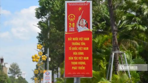 Các cụm pano, áp phích với nội dung tuyên truyền về Cách mạng Tháng Tám và Quốc khánh 2/9 tạo điểm nhấn trên đường phố Đồng Nai. 