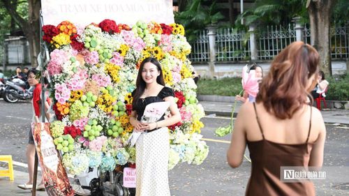 Không gian “Trạm xe hoa mùa thu” trở thành điểm check-in thu hút người dân, đặc biệt là giới trẻ trong những ngày cận Quốc khánh.