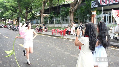 Người dân tranh thủ lưu lại những khoảnh khắc đẹp bên các tiểu cảnh được trang trí theo chủ đề “Trạm xe hoa mùa thu” trong không khí hướng tới Quốc khánh 2/9.