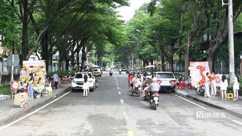 Chị Nguyễn Đỗ Khánh Hương (ở phường ĐồngXoài) chia sẻ: "Những ngày này, đi đâu cũng thấy hình ảnh lá cờ đỏ sao vàng khiến bản thân tôi cảm thấy rất tự hào và xúc động. Nhân dịp đặc biệt này, tôi đã lên ý tưởng chụp một bộ hình thật đẹp, thật ý nghĩa để lưu giữ kỷ niệm, hưởng ứng ngày đại lễ".