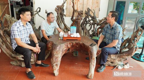 Gặp gỡ, vận động, giải thích với các hộ dân để bàn giao mặt bằng.