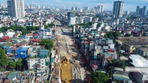 Các mũi thi công đang tập trung hoàn thiện nền đường, mặt đường và vỉa hè.