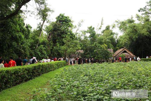 Nếp nhà tranh của gia đình Bác vẫn vẹn nguyên nét đơn sơ, mộc mạc như chính con người Bác. Đứng dưới hiên nhà tranh quen thuộc, lòng người như lắng lại khi nghe giọng thuyết minh ấm áp kể về tuổi thơ và gia đình Bác Hồ. Nhiều năm qua, nơi đây vẫn luôn là điểm hẹn thiêng liêng để du khách thập phương tìm về, thấu hiểu sâu sắc hơn nơi khởi nguồn cho khát vọng giành độc lập, tự do của dân tộc.