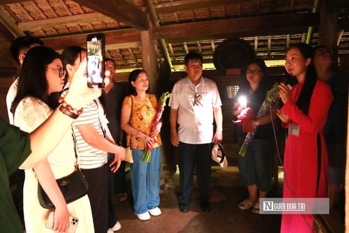 Những lời kể chân thành, gần gũi ấy đã góp phần làm sống dậy ký ức lịch sử, giúp du khách, đặc biệt là thế hệ trẻ hiểu rõ hơn về cuộc đời giản dị mà cao cả của vị lãnh tụ kính yêu.