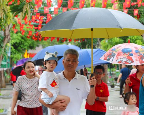 Dù thời tiết có mưa, nhiều gia đình vẫn đưa con em về đây để tìm hiểu lịch sử, bồi đắp tình yêu quê hương và lòng biết ơn sâu sắc đối với vị cha già kính yêu.