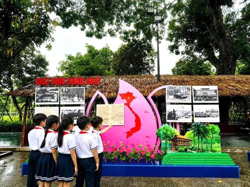 Năm nay, Khu di tích lịch sử Quốc gia đặc biệt Kim Liên tổ chức triển lãm "Hành trình theo chân bác".  Với sự kết hợp giữa mô hình mỹ thuật, hình ảnh, tư liệu và hiện vật, triển lãm “Hành trình theo chân Bác” tạo nên một không gian trưng bày trực quan, sinh động, giúp du khách dễ dàng tiếp cận các sự kiện lịch sử và hiểu sâu sắc hơn về cuộc đời, sự nghiệp cách mạng của Chủ tịch Hồ Chí Minh.