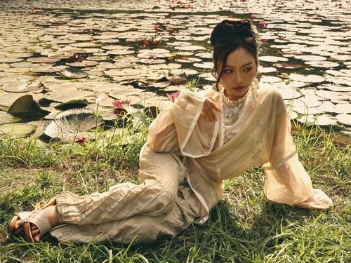 Album tiếp tục cho thấy một Phương Mỹ Chi gắn liền với dân ca nhưng qua nhiều lăng kính thú vị.