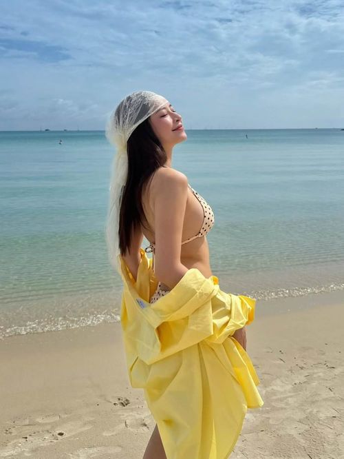 Cách phối trang phục vừa có nét năng động, vừa mang đến vẻ quyến rũ nhưng không quá cầu kỳ của Chi Pu. Ảnh: FBNV