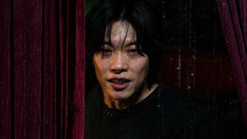 A Shop For Killers 2 tiếp tục câu chuyện hành động sau những biến cố ở mùa đầu tiên, đồng thời mở rộng quy mô của cuộc chiến xoay quanh kho vũ khí bí mật Murthelp. Jeong Ji-an giờ đây không còn chỉ là cô sinh viên bị cuốn vào cuộc truy sát mà đã chủ động đứng lên chiến đấu để bảo vệ bản thân và những người bên cạnh. Sự trở lại của Lee Dong-wook và Kim Hye-jun tiếp tục là tâm điểm của mùa hai, bên cạnh sự xuất hiện của hai diễn viên Nhật Bản Masaki Okada và Hyunri.