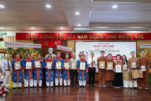 Ông Nguyễn Phước Lộc, Ủy viên Trung ương Đảng, Phó Bí thư Thành ủy, Chủ tịch Ủy ban Mặt trận Tổ quốc Việt Nam TP.HCM và đại diện Quỹ Trần Văn Khê trao giải tập thể cho Nhà hát Nghệ thuật Truyền thống Cung đình Huế và Nhóm Xẩm 48H trong khuôn khổ Lễ công bố và trao Giải thưởng Trần Văn Khê 2026 diễn ra sáng 31.7 tại TP.HCM. Ảnh: Minh Hòa