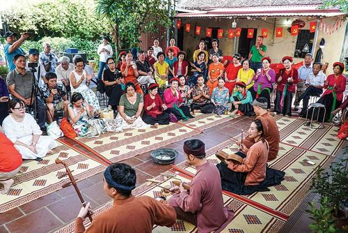 Xẩm 48h mang điệu hát truyền thống gắn kết nhiều thế hệ gia đình. Ảnh: CTV