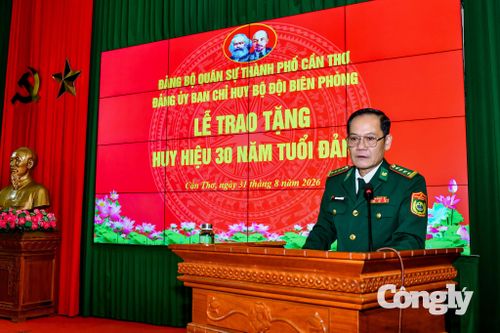 Đại tá Huỳnh Thanh Hùng, Bí thư Đảng ủy, Chính ủy Bộ đội Biên phòng (BĐBP) TP Cần Thơ phát biểu tại buổi lễ.
