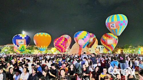 Quảng trường Hùng Vương là một trong những địa điểm thu hút đông người dân và du khách, với khoảng 25.400 lượt người trong 4 ngày diễn ra Ngày hội