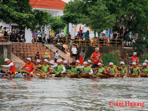 Đò bơi thôn Đông Thành đang "băng băng" về đích.