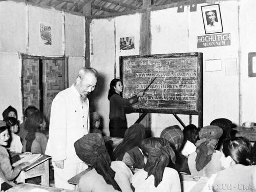 Chủ tịch Hồ Chí Minh thăm lớp học của công nhân Nhà máy 1/5 (Hà Nội), lá cờ đầu của phong trào bổ túc văn hóa ngành công nghiệp, ngày 19/12/1963. Ảnh: TTXVN