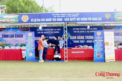 Gian hàng thật, giả của Chi cục Quản lý thị trường Sở Công Thương tỉnh Lai Châu trang bị kỹ năng bảo vệ người tiêu dùng. 