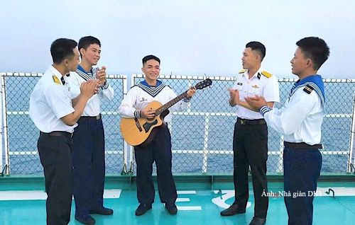 Các chiến sĩ Nhà giàn DK1/21 cùng vang lên khúc ca chào đón Tết độc lập nơi đầu sóng, ngọn gió.