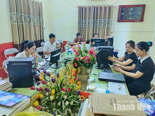 Tổ số hóa hồ sơ đảng viên xã Thọ Lập thực hiện nhiệm vụ tạo lập dữ liệu và xây dựng hồ sơ đảng viên điện tử.