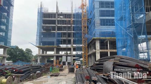 Công trường vẫn không ngơi nghỉ để hoàn thành tiến độ dự án.