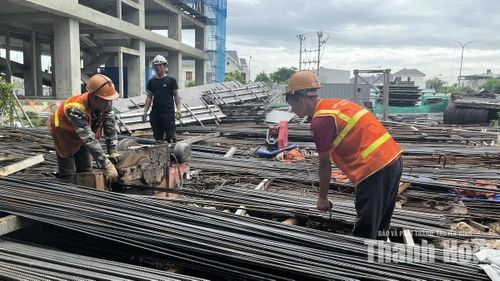 Anh Lê Bá Tuấn cùng đồng nghiệp vẫn tăng ca trong dịp nghỉ lễ.
