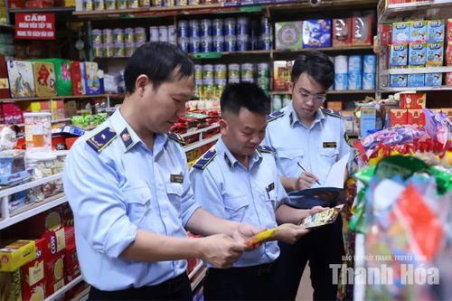 Đội Quản lý Thị trường số 1, Chi cục Quản lý Thị trường Thanh Hóa, tăng cường kiểm soát thị trường dịp Tết Trung thu.