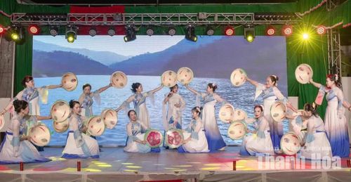 Người dân thôn Phú Long tham gia văn nghệ.