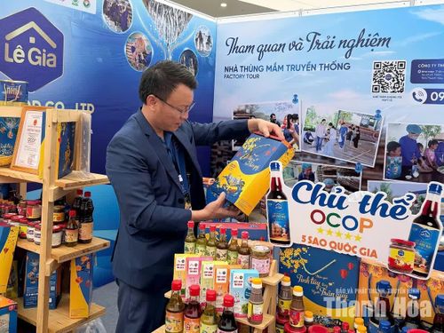 Anh Lê Ngọc Anh - ông chủ của thương hiệu mắm Lê Gia đặc biệt coi trọng tính thẩm mỹ của mẫu mã, bao bì sản phẩm.