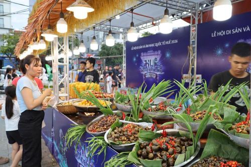 Các gian hàng giới thiệu nét đặc sắc trong văn hóa, ẩm thực Việt Nam và Thái Lan. Ảnh: Huegov