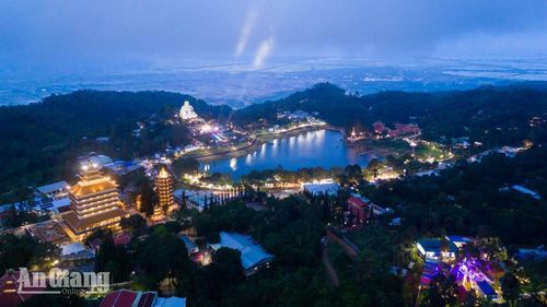 Toàn cảnh Khu du lịch Núi Cấm lung linh về đêm nhìn từ trên cao.