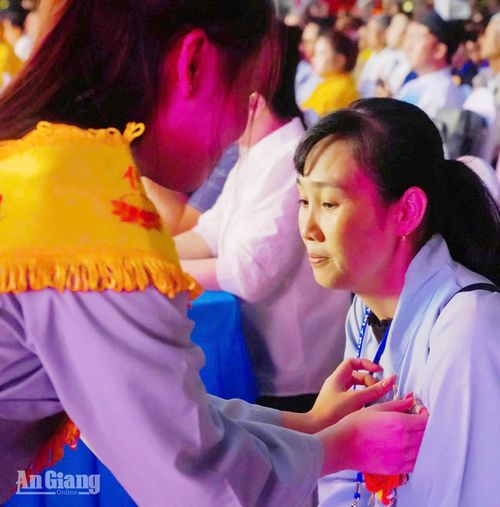 Xúc động trong nghi thức cài hoa hồng lên ngực áo trong đêm lễ hội.
