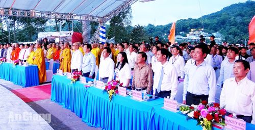 Đại biểu tham dự buổi lễ.